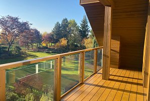 REAL DECK Thermowood pine 26 x 138 mm smooth, OSMO oil no. 004 Douglasie; REAL FACADE Thermowood pine 19 x 146 mm, brushed, OSMO varnish no. 700 pine