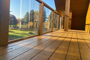 REAL DECK Thermowood pine 26 x 138 mm smooth, OSMO oil no. 004 Douglasie; REAL FACADE Thermowood pine 19 x 146 mm, brushed, OSMO varnish no. 700 pine